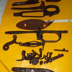 LOT DE PIECES METALLIQUES POUR REPARATIONS DIVERSES , ETAT ANCIEN VOIR PHOTOS . POUR TOUT RENSEIGNEM