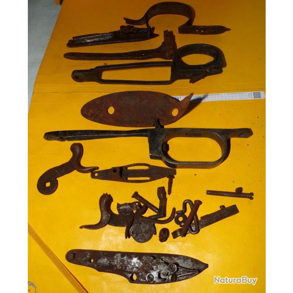 LOT DE PIECES METALLIQUES POUR REPARATIONS DIVERSES , ETAT ANCIEN VOIR PHOTOS . POUR TOUT RENSEIGNEM