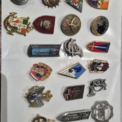 Lot 20 insignes militaires par Arthus BERTRAND pour les &eacute;ditions ATLAS