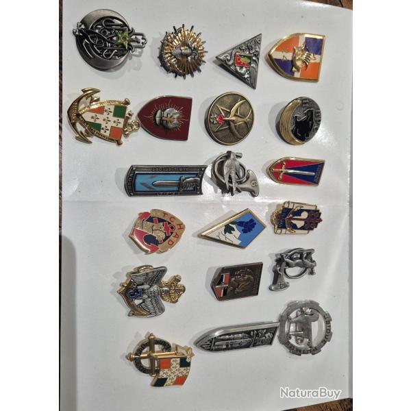 Lot 20 insignes militaires par Arthus BERTRAND pour les �ditions ATLAS