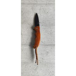 Couteau Pliant JKR 0933  Manche Bois Rouge, Lame Noire & Cordon Paracorde  Id&eacute;al Chasse P&ecirc;che EDC