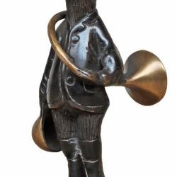 Statuette blaireau avec trompe de chasse en bronze
