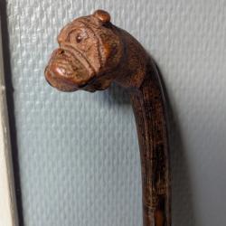 Canne ancienne sculpt&eacute;e, pommeau t&ecirc;te de bulldog