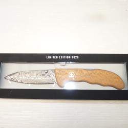 COUTEAU VICTORINOX Evoke Wood Damast Limited Edition 2026