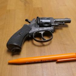 revolver de type BULLDOG   CAL 320  manufacture st etienne  mise a prix 1 euros sans prix de r&eacute;serve