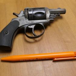 revolver de type BULLDOG   CAL 8mm 92  mise a prix 1 euros sans prix de r&eacute;serve