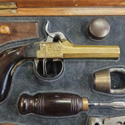 Coffret Francotte contenant un pistolet double en bronze.
