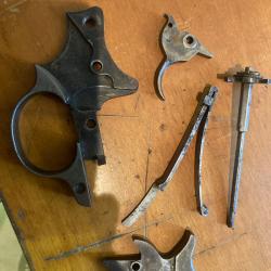 Lot de pi&egrave;ces d&eacute;tach&eacute;es revolver &agrave; identifier