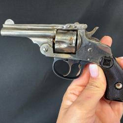TR&Egrave;S BEAU REVOLVER HARRINGTON RICHARDSON MOD&Egrave;LE 1er, 5eme variation num&eacute;ro de s&eacute;rie 1049