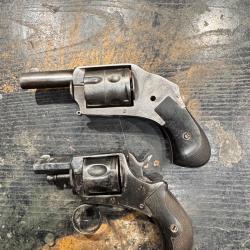 Paire de revolvers pour pi&egrave;ces
