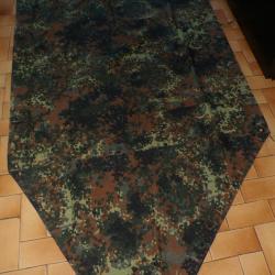 1/2 TOILE DE TENTE DE L'ARMEE ALLEMANDE EPOQUE APRES GUERRE , 2 SOLDATS AVAIENT CHACUN UN 1/2 DE TEN