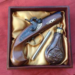 Coffret pistolet "Derringer" &agrave; percussion.