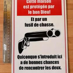 Plaques signal&eacute;tique: Cette maison est prot&eacute;g&eacute;e par le bon dieu et un calibre 12
