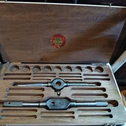 Ancienne bo&icirc;te rangement taraud et porte fili&egrave;re tourne a gauche aux forges de Vulcain