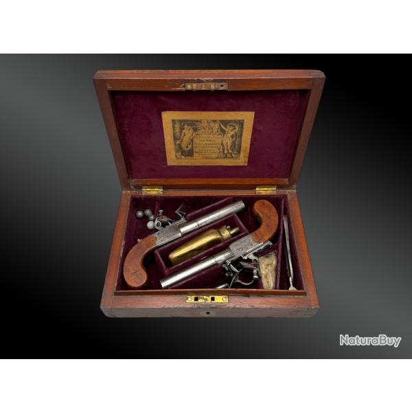 COFFRET PAIRE DE PISTOLETS � SILEX, � COFFRE, PAR H.W. MORTIMER - LONDON