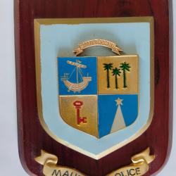 Blason MAURITIUS POLICE 1992. Bois et R&eacute;gule.
