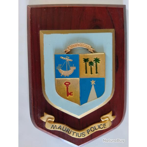 Blason MAURITIUS POLICE 1992. Bois et R�gule.