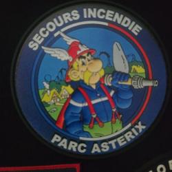 Sapeurs pompiers, rare ecusson de S&eacute;curit&eacute; Incendie Parc Asterix