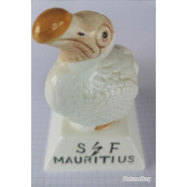 Lot SPECIAL FORCE, Ile MAURICE.1993. 1 statuette-1 cravate.