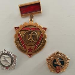 Lot URSS. 1 M&Eacute;DAILLE et 2 EPINGLETTES SPORTIVES.