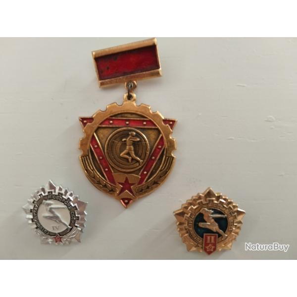 Lot URSS. 1 M�DAILLE et 2 EPINGLETTES SPORTIVES.