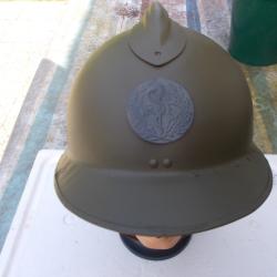 casque adrian WWI , m&eacute;decin, avec sa jugulaire,(manque int&eacute;rieur)  en tres  bon &eacute;tat!!
