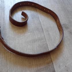 Lani&egrave;re en cuir. Brelage, paquetage sac &agrave; dos. L : 67,5 cm environ