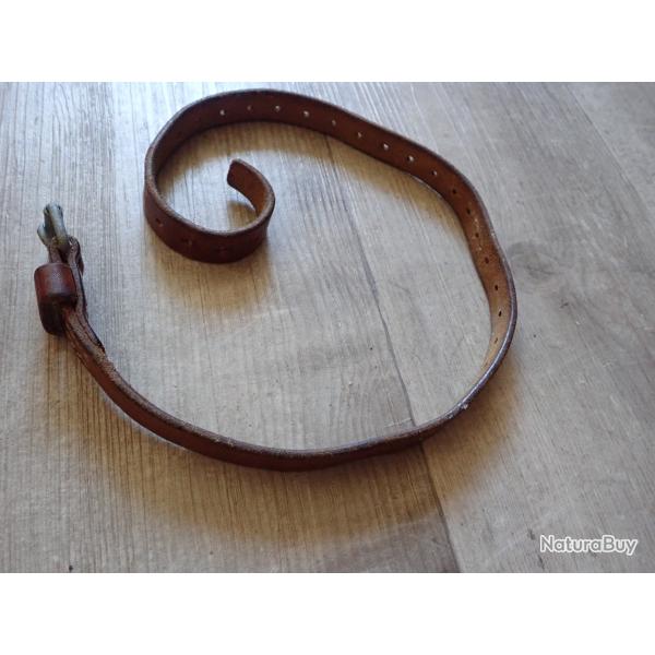 Lani�re en cuir. Brelage, paquetage sac � dos. L : 67,5 cm environ
