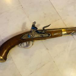 Pistolet  de cavalerie dragon r&eacute;volutionnaire &agrave; silex  mod 1863/66 manufacture de Libreville.