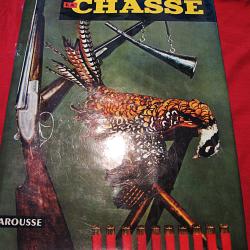 ouvrage de chasse , LA CHASSE  editions Larousse 590 pages ttb