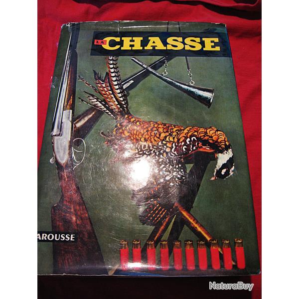 ouvrage de chasse , LA CHASSE  editions Larousse 590 pages ttb
