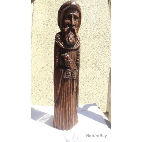 Sculpture massive en bois repr�sentant un homme avec un oiseau