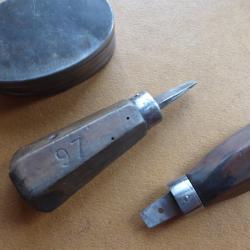 2 TOURNEVIS  MANCHE BOIS ET LAITON REGLEMENTAIRE  ARMEE FRANCAISE POUR FUSIL UNE BOITE A GRAISSE