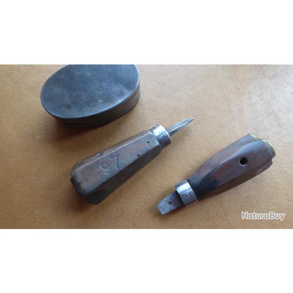2 TOURNEVIS  MANCHE BOIS ET LAITON REGLEMENTAIRE  ARMEE FRANCAISE POUR FUSIL UNE BOITE A GRAISSE