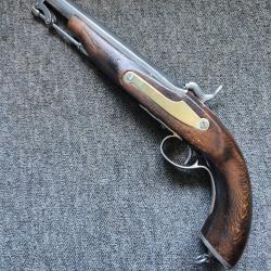 Pistolet de style anglais &agrave; percussion tout en acier monture en bois et laiton en bel &eacute;tat