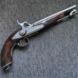 Pistolet de style anglais &agrave; percussion tout en acier monture en bois et laiton en bel &eacute;tat