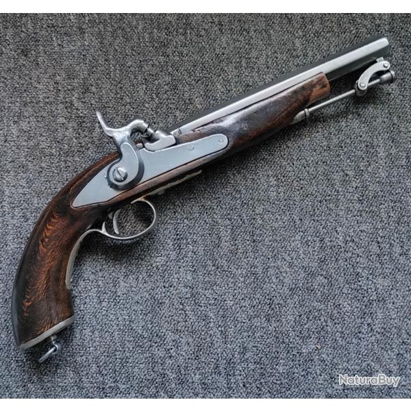 Pistolet de style anglais � percussion tout en acier monture en bois et laiton en bel �tat