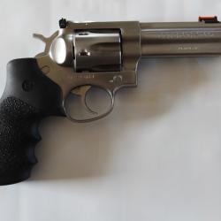 Revolver Ruger GP100 canon de 4" calibre 357 magnum poign&eacute;&eacute; Hogue d'occasion en bon &eacute;tat