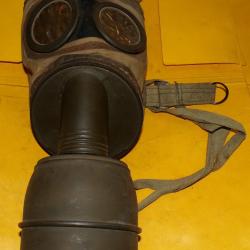 MASQUE A GAZ DE FABRICATION FRANCAISE DE 1939 WW2 AVEC SON FILTRE DE 1938 ,  POIDS 0,800 KILOS , BON