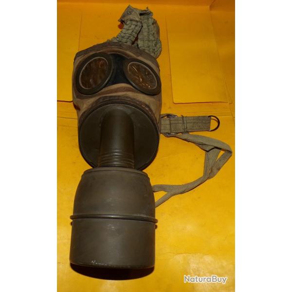 MASQUE A GAZ DE FABRICATION FRANCAISE DE 1939 WW2 AVEC SON FILTRE DE 1938 ,  POIDS 0,800 KILOS , BON