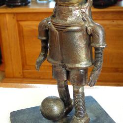 SCULPTURE ARTISANALE STYLISEE ((JOUEUR DE FOOT)) ASSEMBLE AVEC DIVERSES PIECES SOUDEES EN METAL+SOCL