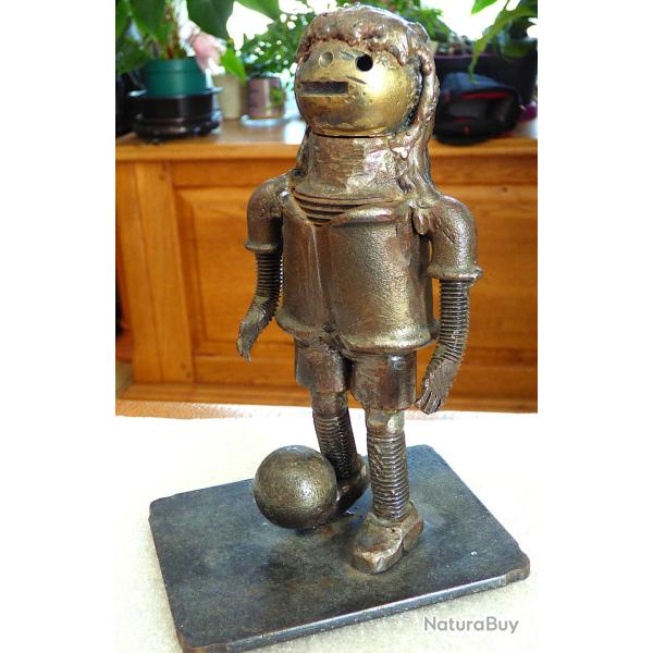 SCULPTURE ARTISANALE STYLISEE ((JOUEUR DE FOOT)) ASSEMBLE AVEC DIVERSES PIECES SOUDEES EN METAL+SOCL
