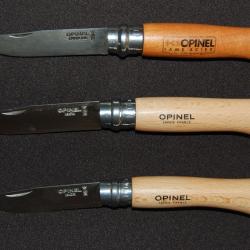 OPINEL, LOT DE TROIS COUTEAUX , UN N&deg;7 ET DEUX N&deg; 8 DONT UN EN ACIER DE CARBONE