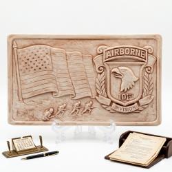 Bas relief ton pierre de la 101&deg; Airborne  Largeur : 14.5 cm Hauteur: 8.5 cm