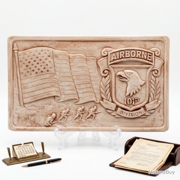 Bas relief ton pierre de la 101� Airborne  Largeur : 14.5 cm Hauteur: 8.5 cm