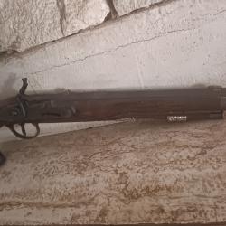 Pistolet a silex americaine modele Kentucky 44 a poudre noire , insert argent pour dec&ograve; n 2