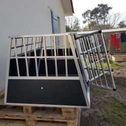 Cage de transport "double" pour chiens.