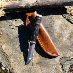 couteau de chasse d'artisan , corne d'antilope et ivoire de phacoch&egrave;re / lame 80crv2 martel&eacute;e