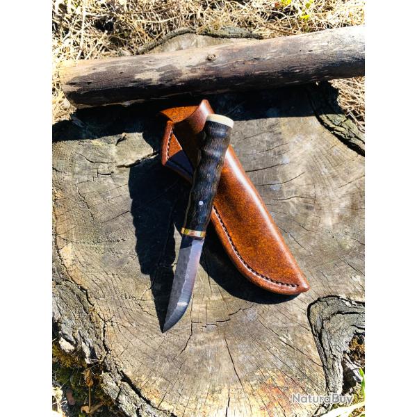 couteau de chasse d'artisan , corne d'antilope et ivoire de phacoch�re / lame 80crv2 martel�e