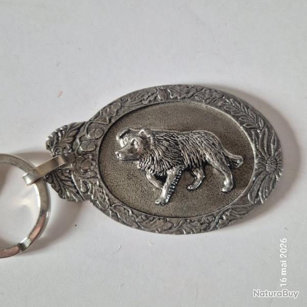 porte clefs en �tain massif, fait France, un chien